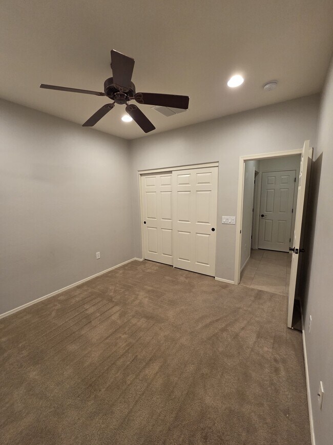 Building Photo - 913 E Empire Canyon Ln
