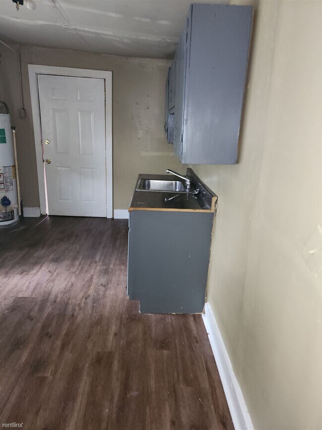 Foto del edificio - 1 br, 1 bath Triplex - 1485 East Mallory A...