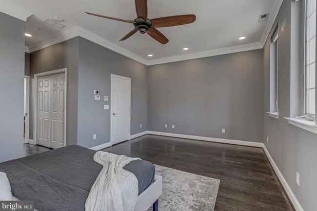 Foto del edificio - Beautiful EOG 3 bedroom  2.5 bath townhome with a 2 car garage and roof top deck overlooking the ...