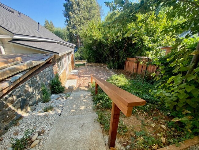 Building Photo - 414 S Pine St