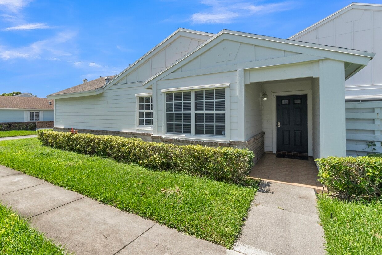 Foto principal - 13737 SW 147th Circle Ln