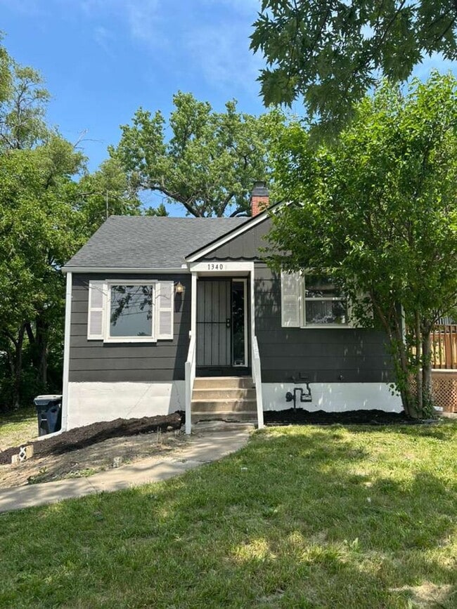 Building Photo - 1340 E 85th St