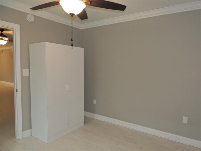 Building Photo - 620 Lovers Lane #1