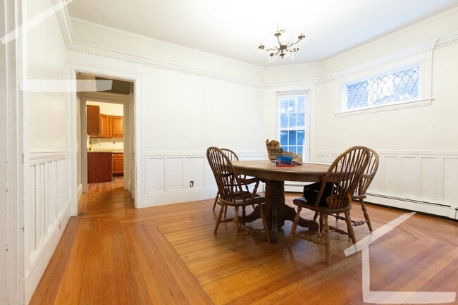 Building Photo - Charming 4 Bedroom