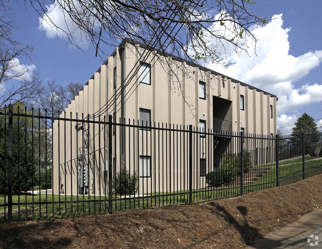 Building Photo - 2883 Harris St