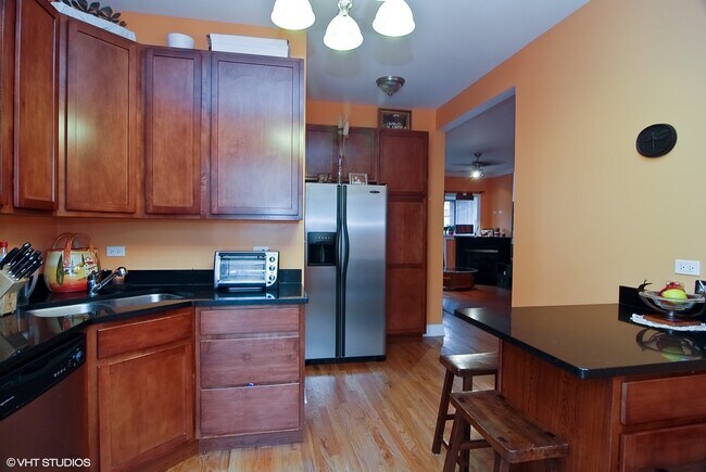 Building Photo - 1059 W Thorndale Ave