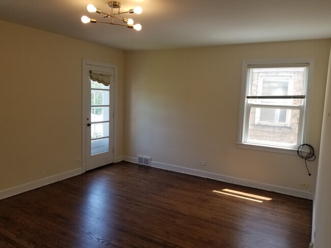 Building Photo - 6247 N Ridgeway Ave