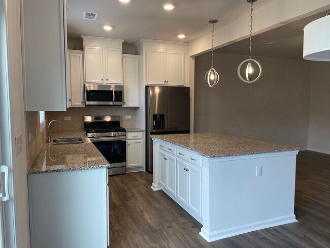 Building Photo - Immaculate Three Bedroom Townhouse in Terrell