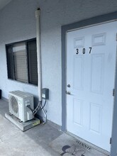 Building Photo - 826 Wiggins Pass Rd