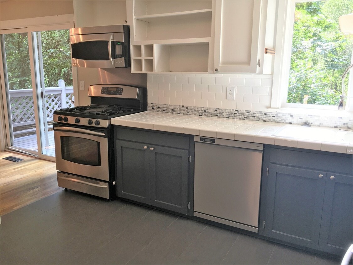 Beautiful 4 Bedroom Gem – Walk to Juanita Beach! - Beautiful 4 Bedroom Juanita Gem Walking Di...