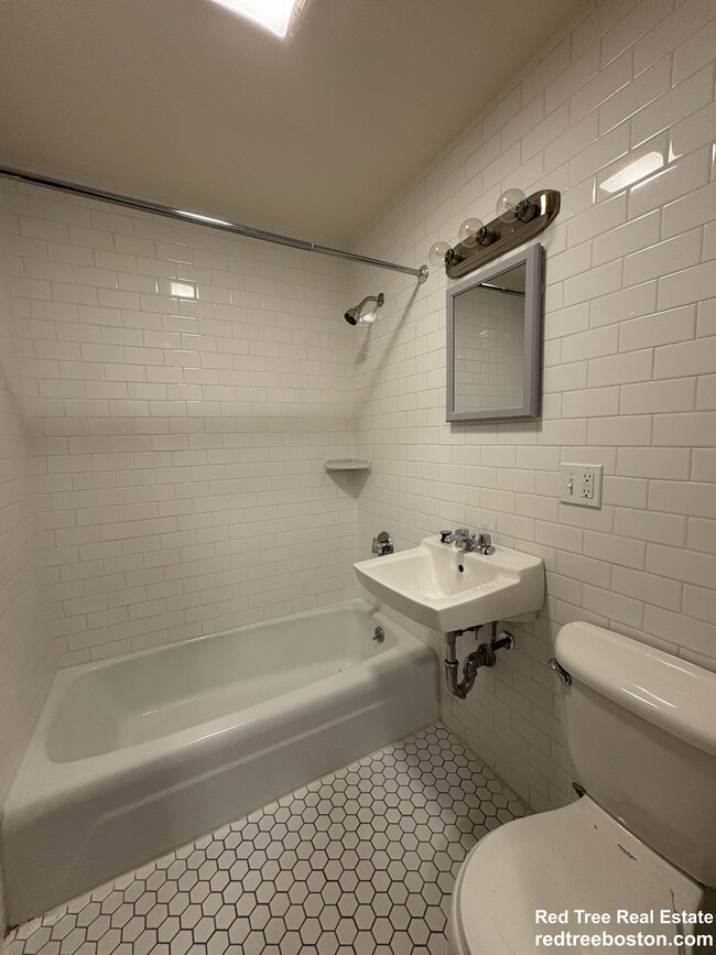 Building Photo - 172 N Beacon St