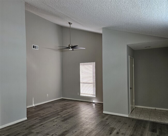 Building Photo - 7887 Kendalia Dr