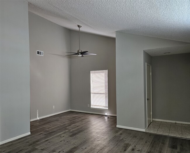 Foto del edificio - 7887 Kendalia Dr