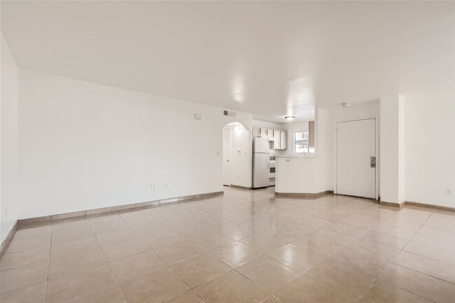 Building Photo - Stunning First Floor Condo with 2 Bedrooms...