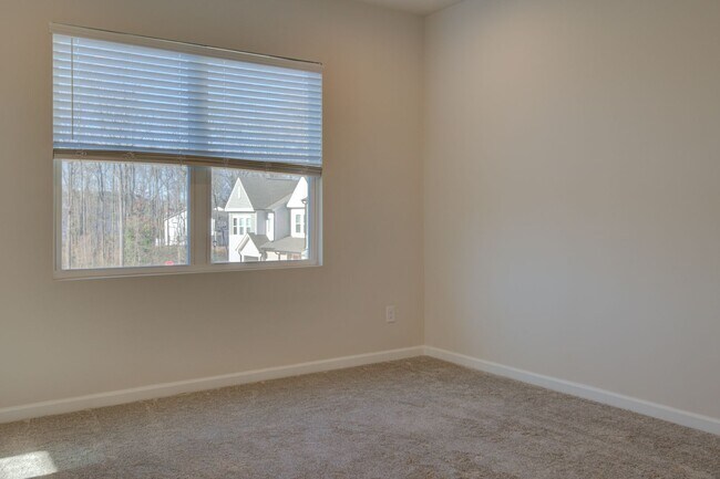 Building Photo - Modern Elegance: 3 Bed, 2.5 Bath Like-New ...