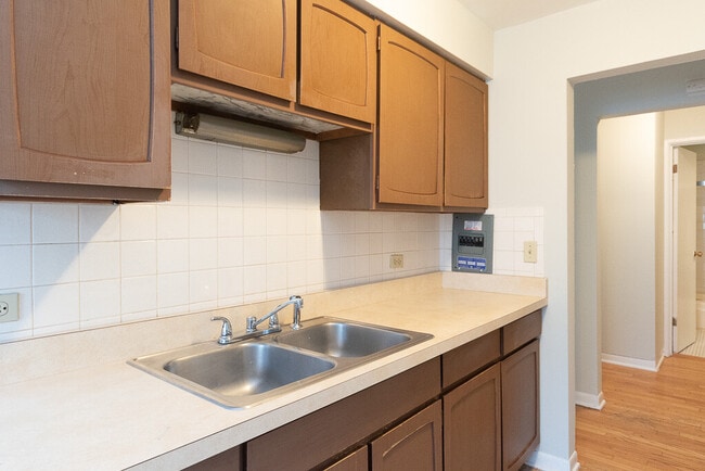 Building Photo - 510 W Briar Pl