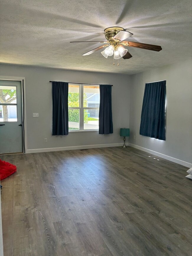 Building Photo - Long Term Rental - Great Home on Newcomb! ...