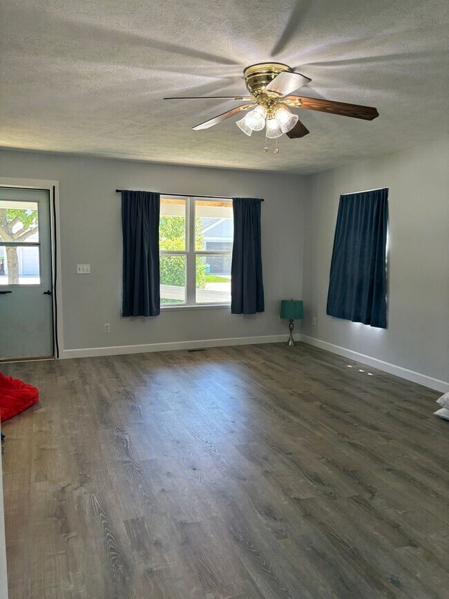 Foto del edificio - Long Term Rental - Great Home on Newcomb! ...