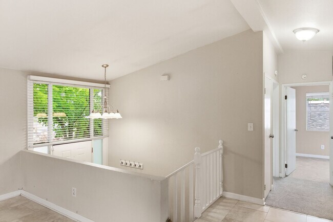 Building Photo - Spacious and versatile 6-bedroom, 2-bath split-level home