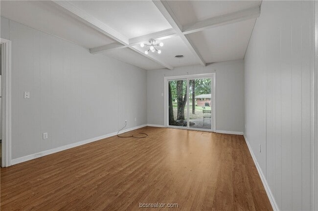 Building Photo - 806 Lazy Ln