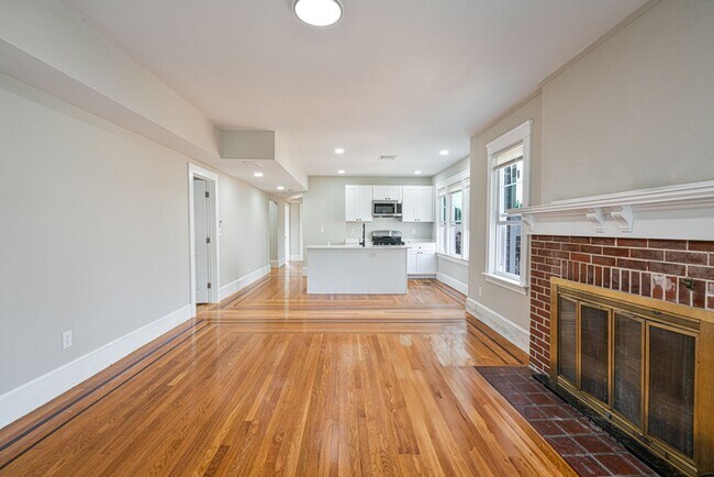 Foto del edificio - Newly renovated apartment for rent by Providence College / Elmhurst(Available 6/1/2026)