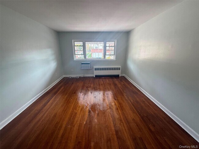 Foto del edificio - 739 Adee Ave