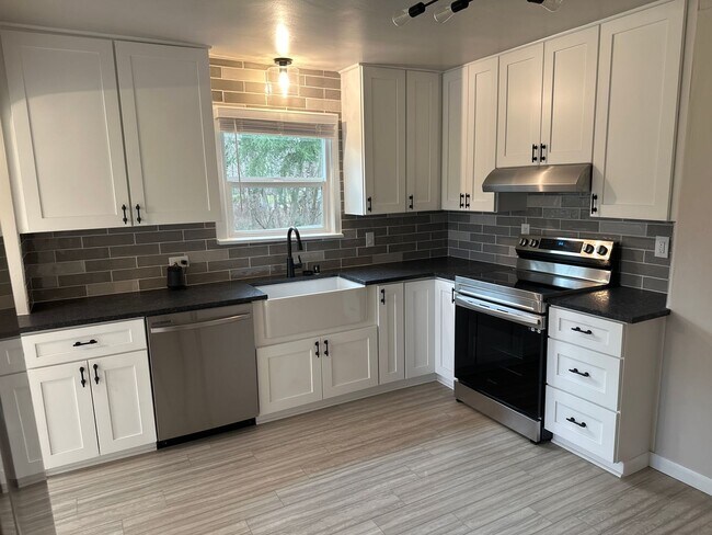 Building Photo - Just renovated 3 bedroom home in Sedro Woo...