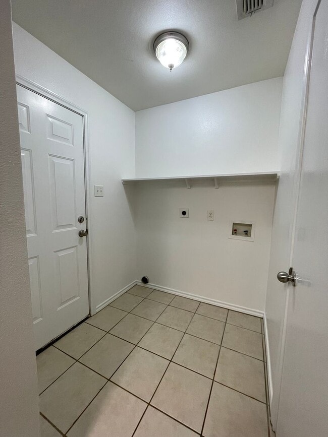 Building Photo - 3-bed/2-bath with Garage!