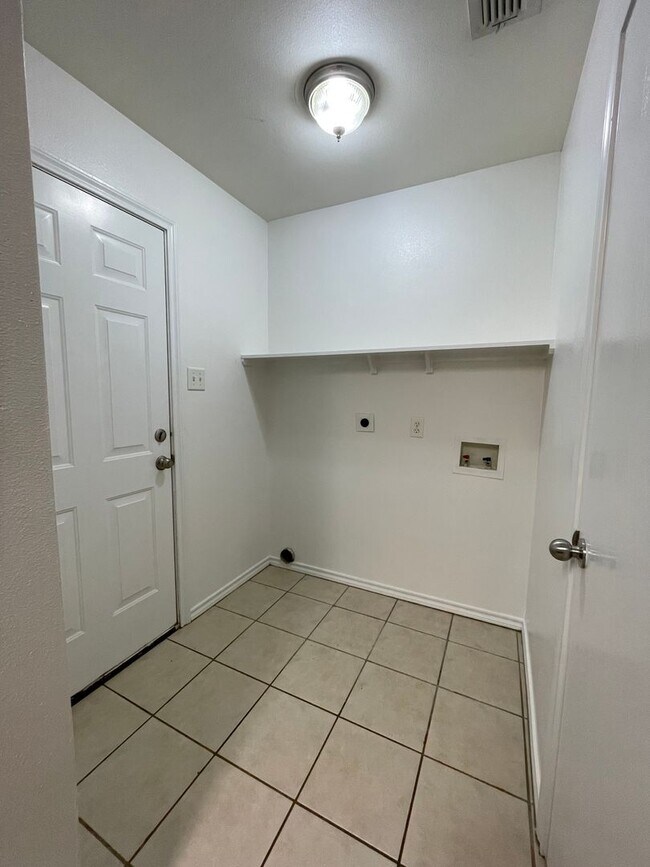 Foto del edificio - 3-bed/2-bath with Garage!