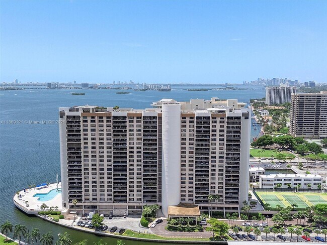 Foto del edificio - 1800 NE 114th St