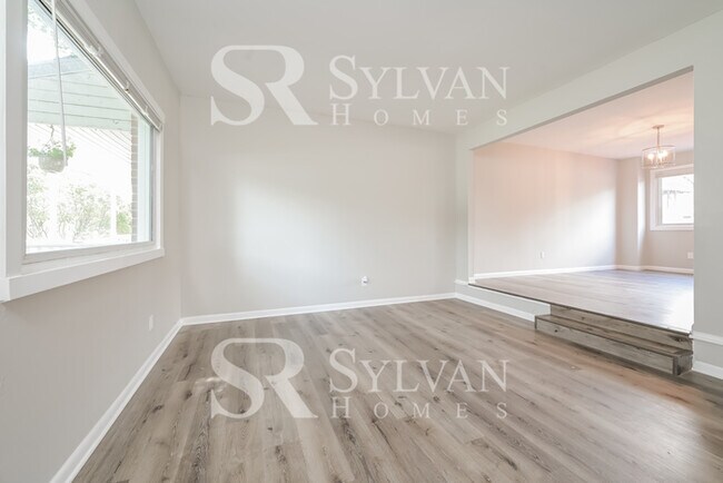 Building Photo - Impressive 3 BR, 2 BA Townhome