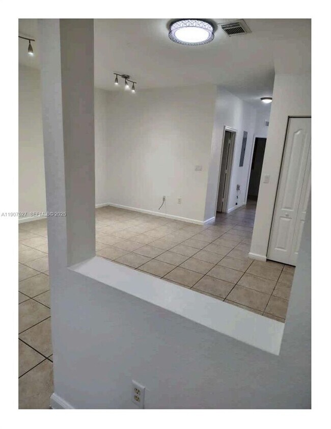 Foto del edificio - 21207 NW 14th Pl