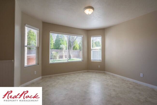 Foto del edificio - 5 Bedroom Pet Friendly Home!