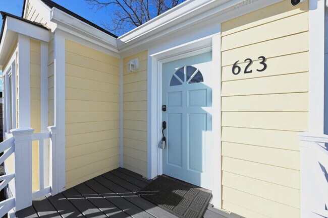Foto del edificio - Sweet Cottage Charm with Updated Kitchen, Fenced Yard & Washer/Dryer Included