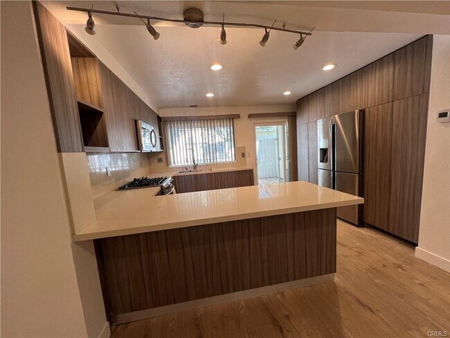 Foto del edificio - 16751 Parthenia Street Apt ##3, Los Angele...