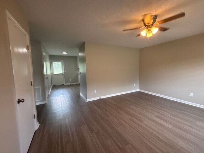 Building Photo - 1/2 OFF MOVE IN SPECIAL !! -  2 Bedroom Du...