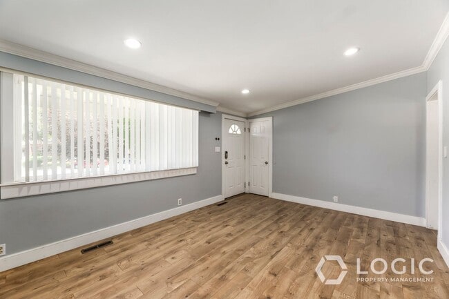 Building Photo - Beautiful Move-In Ready Rambler in Sandy!