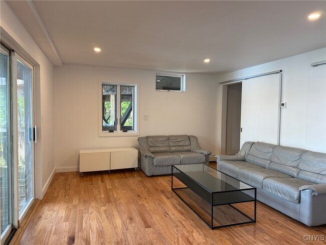 Foto del edificio - 1308 E Shore Dr