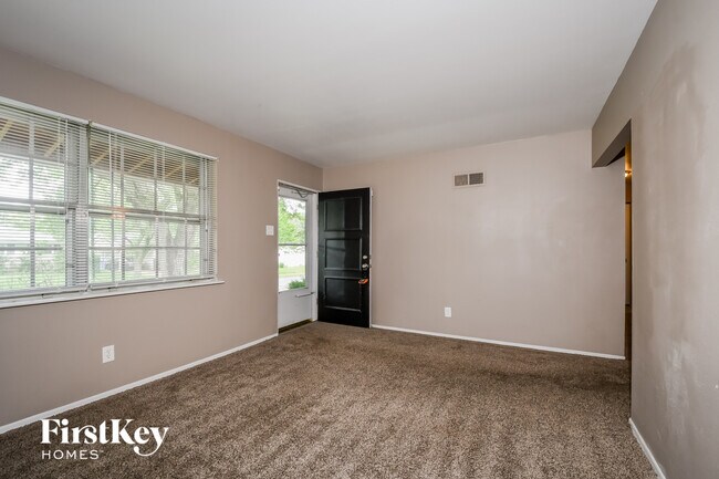 Building Photo - 2725 Benne Dr