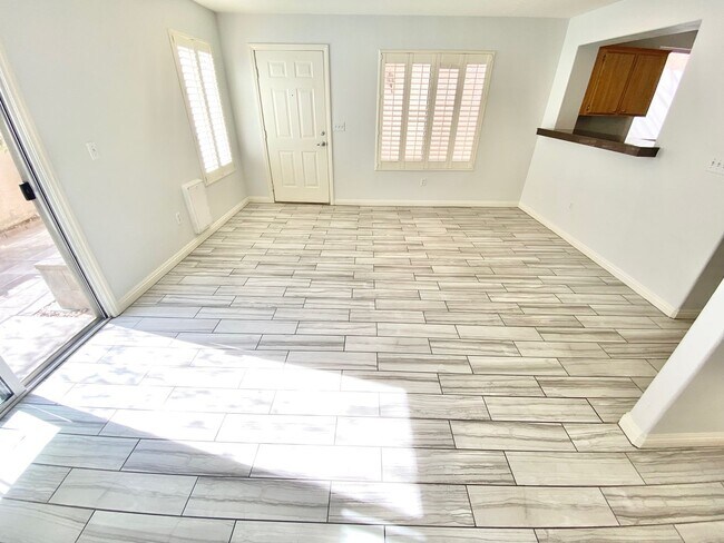 Building Photo - BEAUTIFUL TOWNHOME W/ 2 CAR GARAGE,  2 BED...