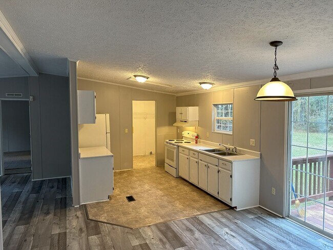 Building Photo - Newly Renovated Mobile Home Rental on the ...
