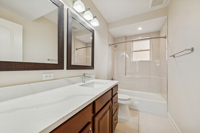 Baño completo con bañera - 2703 W Ardmore Ave