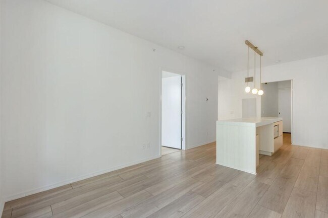 Building Photo - 1.0 bedroom in Calgary Alberta T2G 1S2