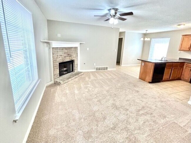 Foto del edificio - Now Leasing A 3 Bedroom 2.5 Bath Home In C...