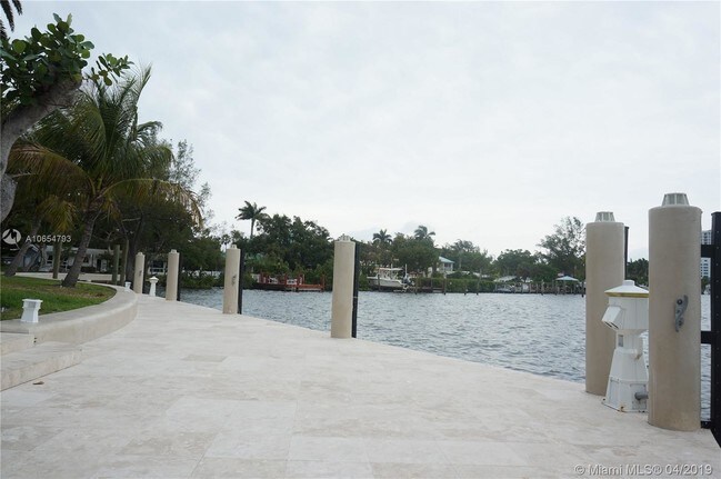 Building Photo - 900 N North Lake Dr