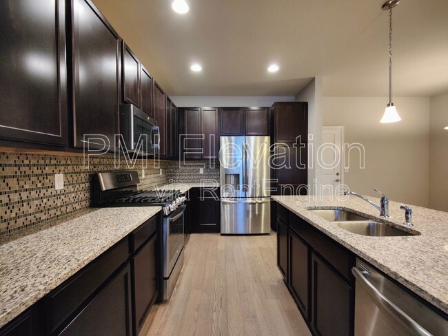 Building Photo - 530 E Dry Creek Pl