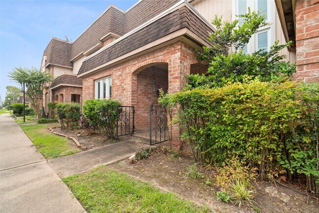 Building Photo - 2938 Camelot Ln