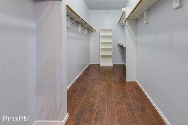 Building Photo - 5 br, 3.5 bath House - 405 E Embercrest Dr.