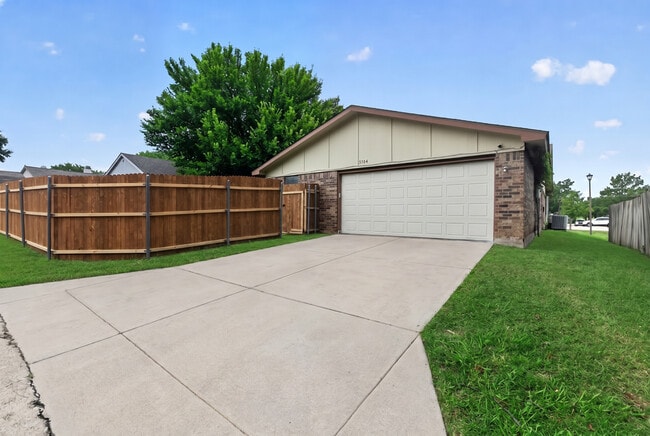Building Photo - 3104 Canterbury Ln