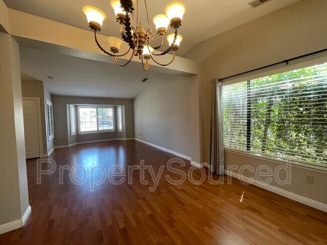 Foto del edificio - 1525 Daniels St